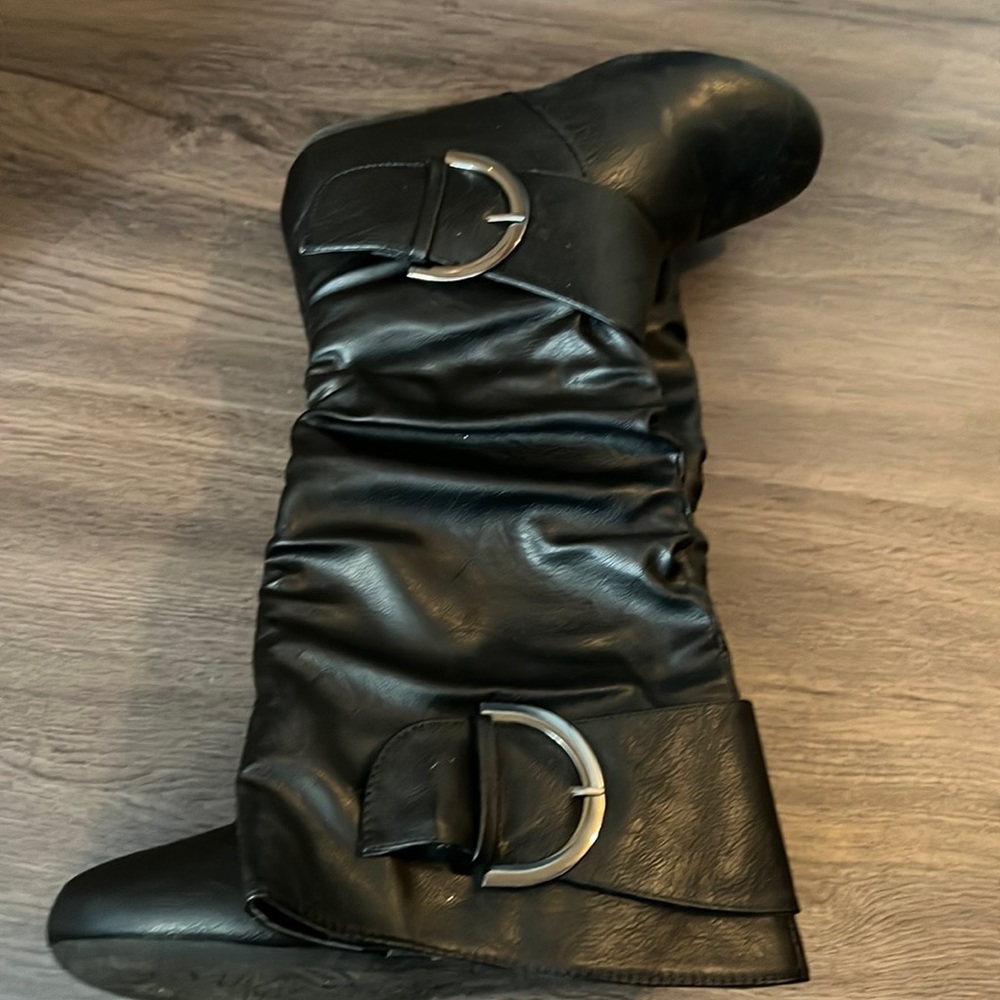 Black size 8.5 black boots. Gently worn. No disappointment w/ these comfy boots.
